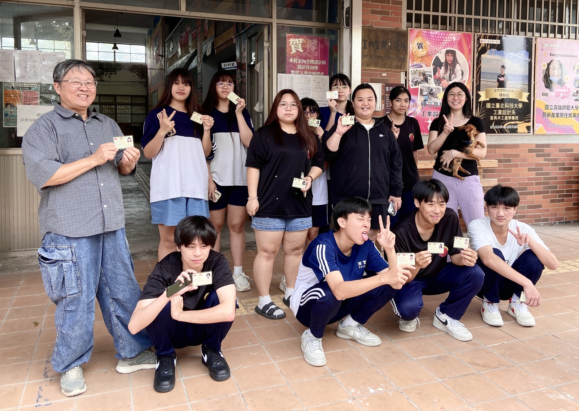 東專室設科二年級師生於科館前合影，慶祝證照通過。圖片