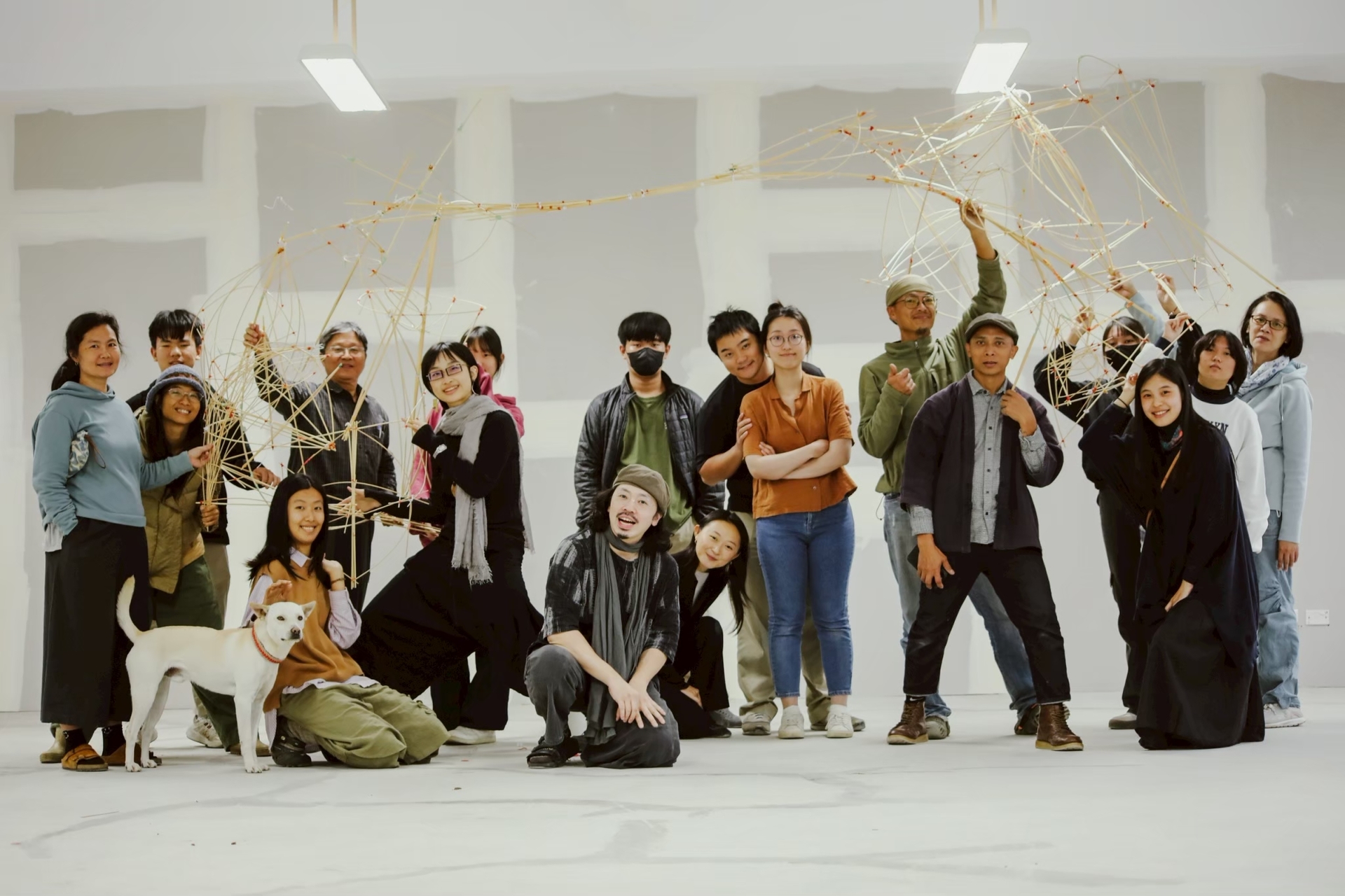 室設科師生與藝術家游云旨、牛韻茹於共創作品前合照，展現竹材形塑的空間美感。圖片