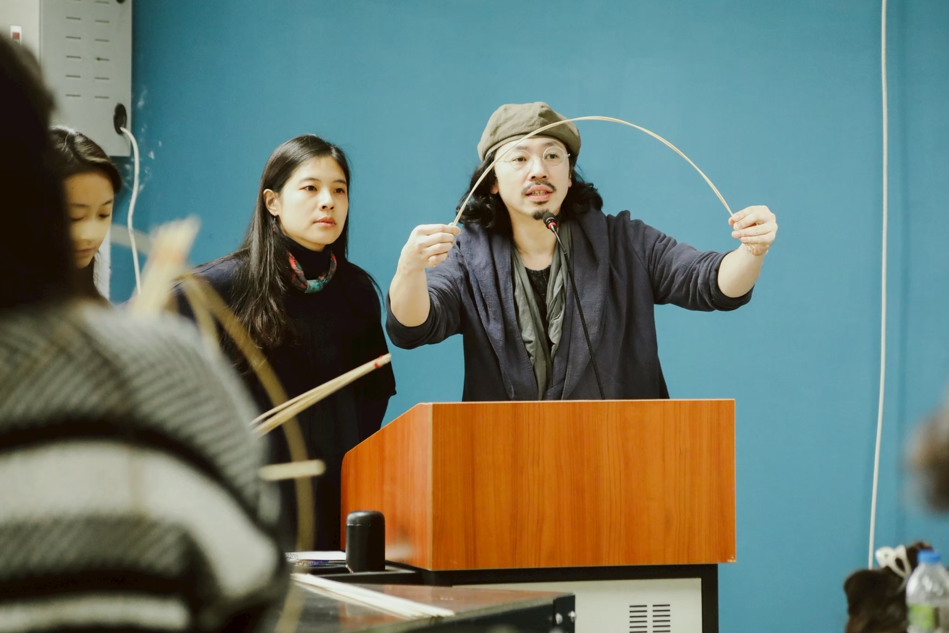 游云旨老師現場示範竹材彎折特性與結構原理，將專業藝術經驗傳承給學生。圖片