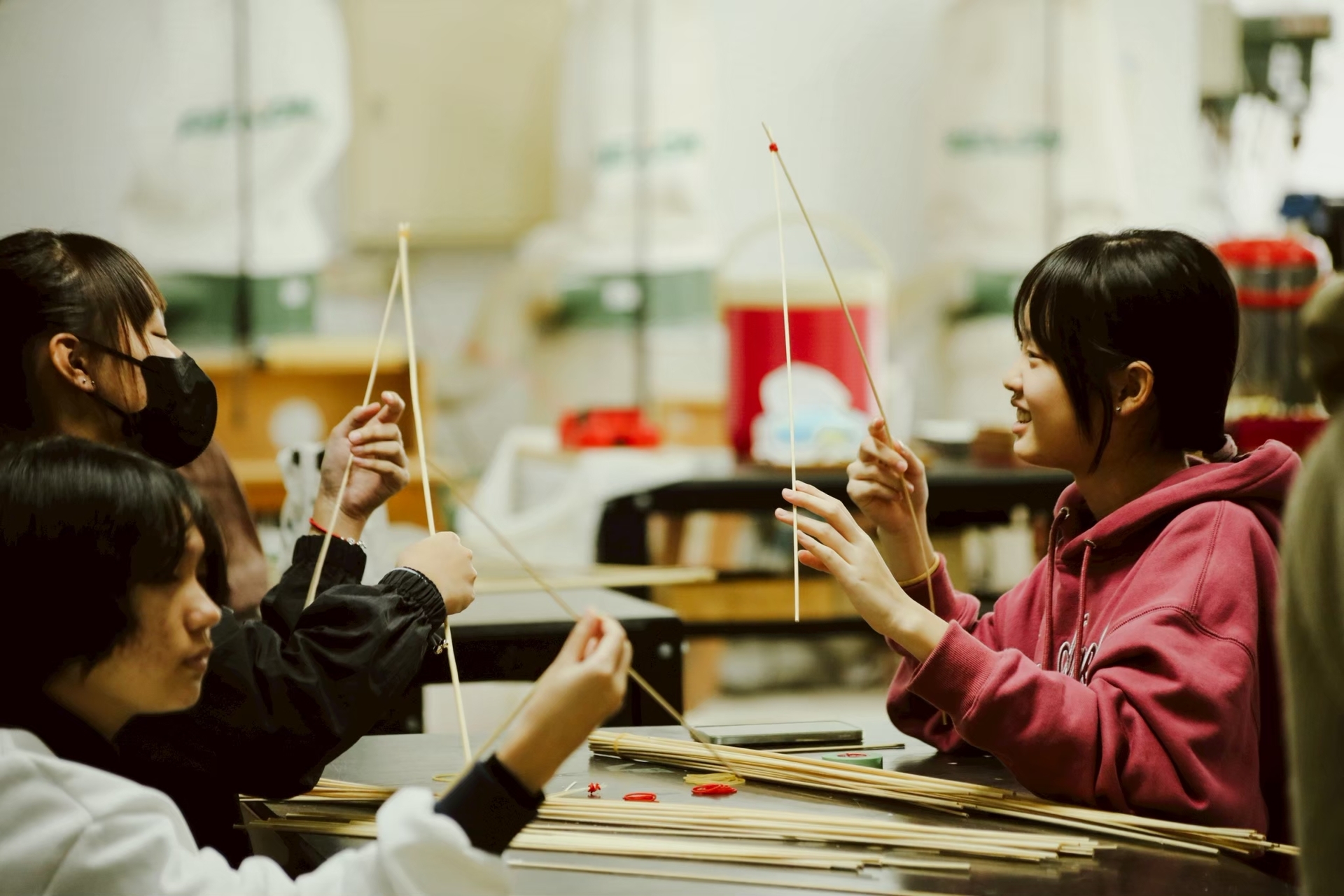 學生運用竹條交織出的輕量化裝置，探索材料韌性與幾何空間的結合。圖片